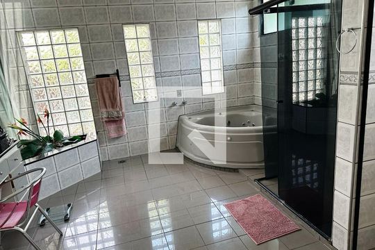 Banheiro da suíte 1 de casa de condomínio para alugar com 3 quartos, 566m² em Gramado, Cotia