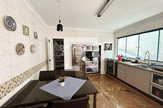 Cozinha  de casa de condomínio para alugar com 3 quartos, 566m² em Gramado, Cotia