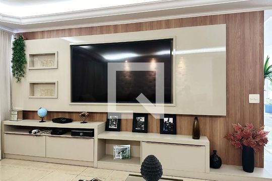 Sala de TV de casa de condomínio para alugar com 3 quartos, 566m² em Gramado, Cotia