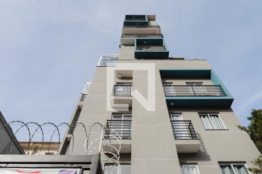Fachada do prédio + plaquinha de apartamento para alugar com 1 quarto, 33m² em Santana, São Paulo