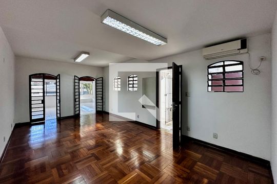Casa à venda com 4 quartos, 230m² em Jardim Aeroporto, São Paulo