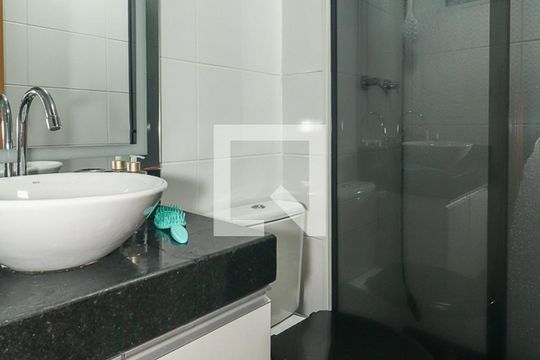 Banheiro de apartamento à venda com 2 quartos, 47m² em Rubem Berta, Porto Alegre