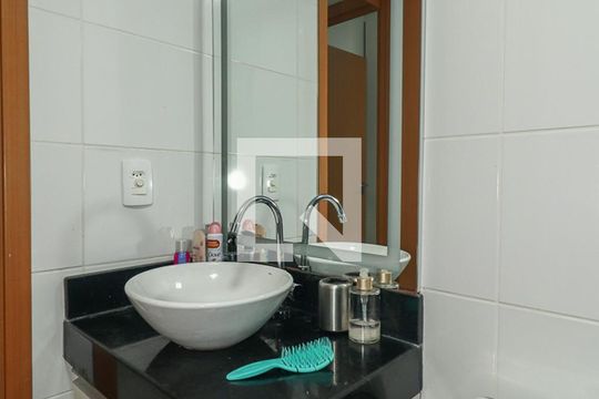 Banheiro de apartamento à venda com 2 quartos, 47m² em Rubem Berta, Porto Alegre