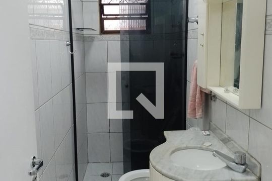 Banheiro de casa para alugar com 1 quarto, 64m² em Catiapoã, São Vicente