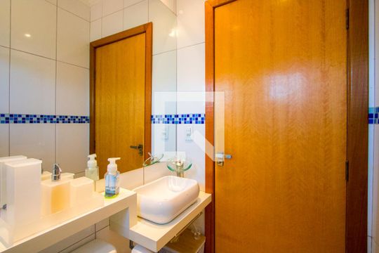 Banheiro de apartamento à venda com 2 quartos, 100m² em Vila Pires, Santo André