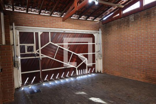 Garagem de casa para alugar com 3 quartos, 250m² em Vila Sao Pedro, São Paulo