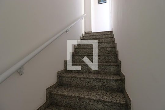 Escada de apartamento à venda com 2 quartos, 68m² em Jardim das Maravilhas, Santo André