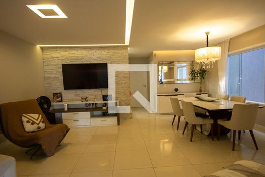 Sala de casa de condomínio à venda com 5 quartos, 374m² em Barra da Tijuca, Rio de Janeiro
