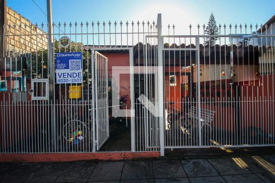 Fachada de casa à venda com 3 quartos, 120m² em Glória, Porto Alegre