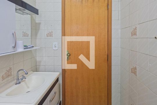 Banheiro de casa de condomínio para alugar com 2 quartos, 64m² em Vila Pereira Cerca, São Paulo