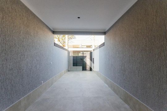 Garagem de casa à venda com 3 quartos, 145m² em Parque Maria Domitila, São Paulo