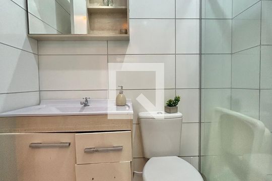 Banheiro de apartamento à venda com 2 quartos, 47m² em Santo Afonso, Novo Hamburgo