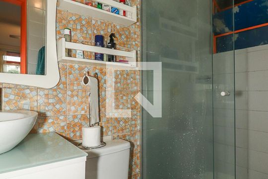 Banheiro de apartamento à venda com 2 quartos, 60m² em Sarandi, Porto Alegre