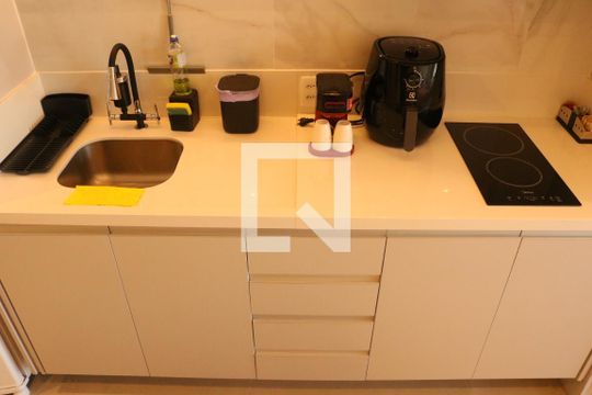 Cozinha de kitnet/studio para alugar com 1 quarto, 28m² em Pompeia, São Paulo