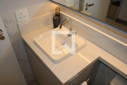 Banheiro de kitnet/studio para alugar com 1 quarto, 28m² em Pompeia, São Paulo