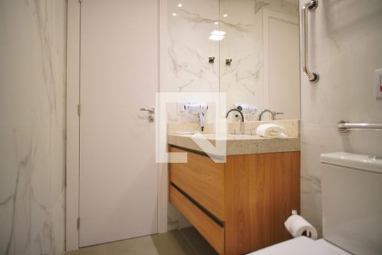 Banheiro de kitnet/studio para alugar com 1 quarto, 28m² em Petrópolis, Porto Alegre