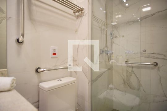 Banheiro de kitnet/studio para alugar com 1 quarto, 28m² em Petrópolis, Porto Alegre