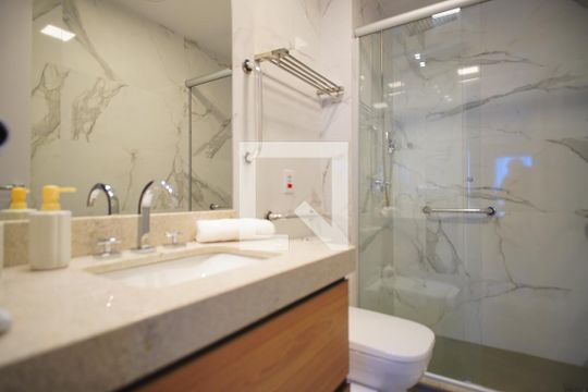 Banheiro de kitnet/studio para alugar com 1 quarto, 28m² em Petrópolis, Porto Alegre