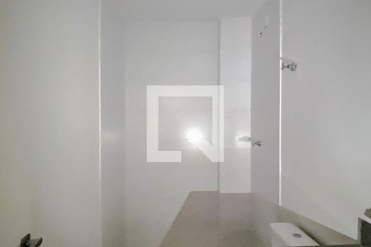 Banheiro de kitnet/studio para alugar com 1 quarto, 64m² em Quarta Parada, São Paulo