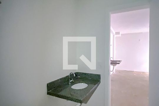 Banheiro de kitnet/studio para alugar com 1 quarto, 64m² em Quarta Parada, São Paulo
