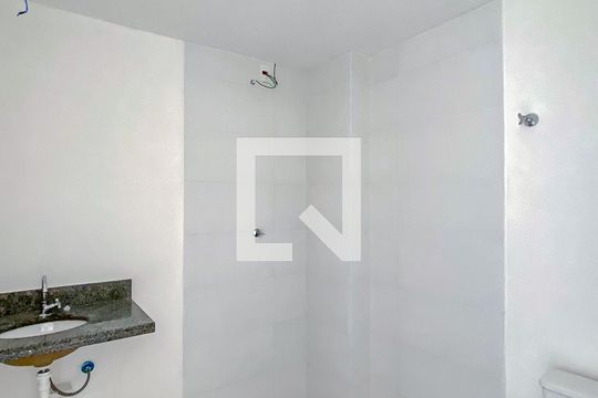 Banheiro de kitnet/studio para alugar com 1 quarto, 45m² em Quarta Parada, São Paulo