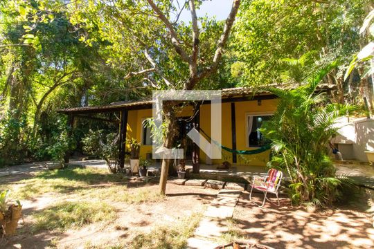 Fachada de casa à venda com 3 quartos, 897m² em Itaipu, Niterói