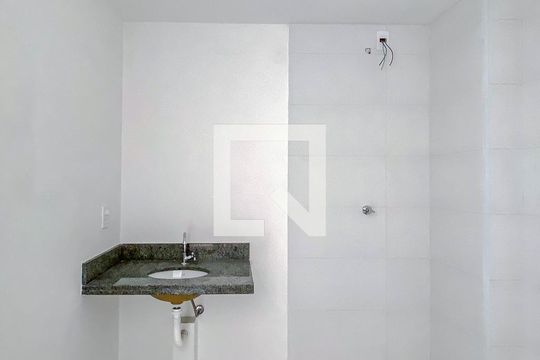 Banheiro de kitnet/studio para alugar com 1 quarto, 45m² em Quarta Parada, São Paulo