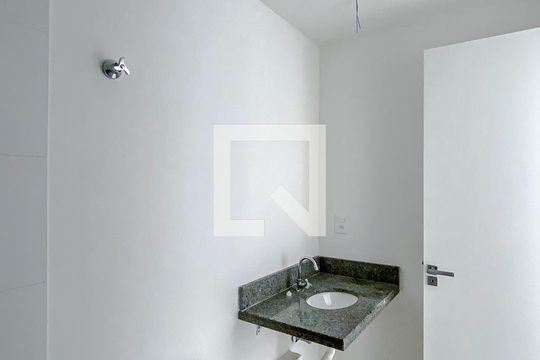 Banheiro de kitnet/studio para alugar com 1 quarto, 61m² em Quarta Parada, São Paulo