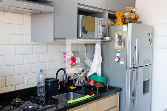 Cozinha de apartamento para alugar com 2 quartos, 49m² em Quitaúna, Osasco