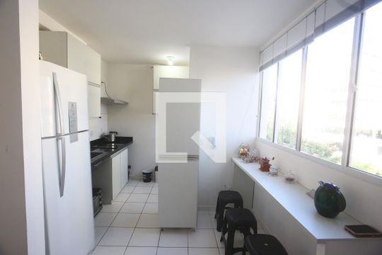 Cozinha de apartamento à venda com 2 quartos, 45m² em Estoril, Belo Horizonte