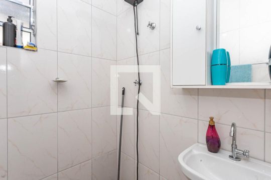 Banheiro de casa para alugar com 2 quartos, 60m² em São João Climaco, São Paulo