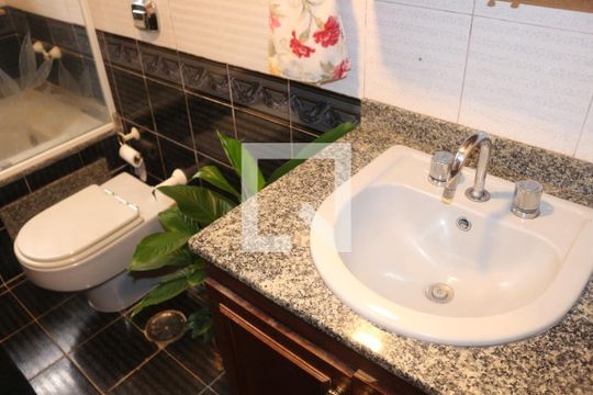 Banheiro da Suíte 1 de apartamento para alugar com 3 quartos, 145m² em Barcelona, São Caetano do Sul