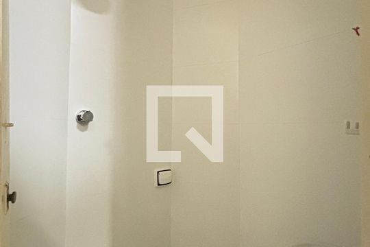 Banheiro de Serviço de apartamento à venda com 3 quartos, 90m² em Copacabana, Rio de Janeiro