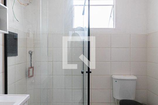 Banheiro de apartamento para alugar com 2 quartos, 48m² em Conjunto Residencial José Bonifácio, São Paulo