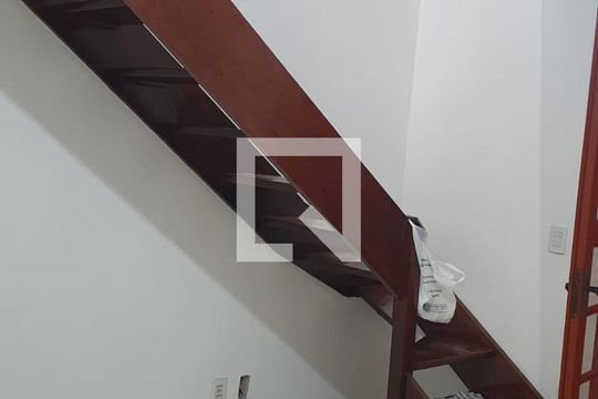 Escada de apartamento à venda com 2 quartos, 46m² em Vicentina, São Leopoldo