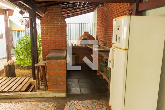 Churrasqueira de casa para alugar com 3 quartos, 336m² em Jardim dos Lagos, São Paulo