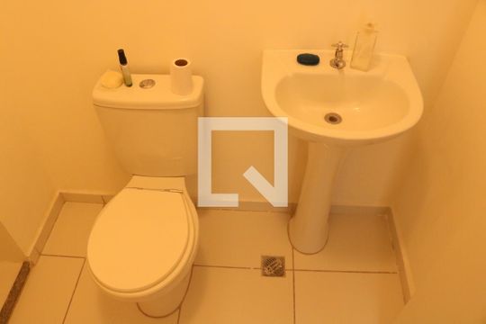 Banheiro da Suíte de apartamento para alugar com 1 quarto, 29m² em Parque Industrial Tomas Edson, São Paulo