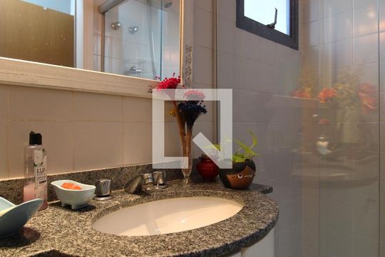 Banheiro da Suíte 1 de apartamento para alugar com 2 quartos, 70m² em Indianópolis, São Paulo