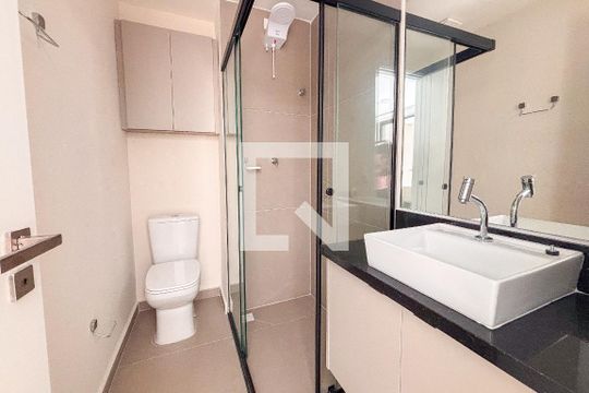 Banheiro  de kitnet/studio para alugar com 1 quarto, 35m² em Vila Madalena, São Paulo