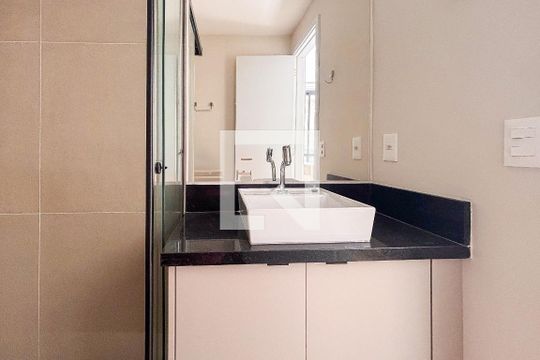 Banheiro  de kitnet/studio para alugar com 1 quarto, 35m² em Vila Madalena, São Paulo
