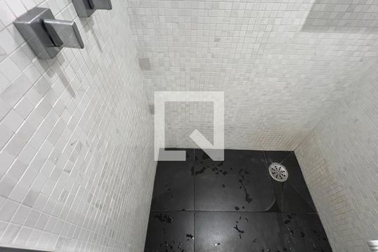 Banheiro da Suíte 1 de apartamento para alugar com 2 quartos, 84m² em Pinheiros, São Paulo