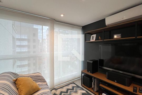 Sala de TV de apartamento para alugar com 2 quartos, 84m² em Pinheiros, São Paulo