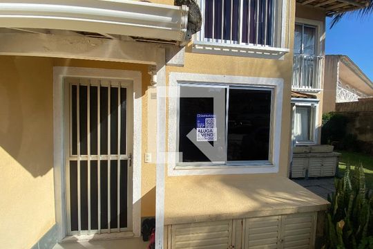 Fachada de casa à venda com 2 quartos, 75m² em Taquara, Rio de Janeiro