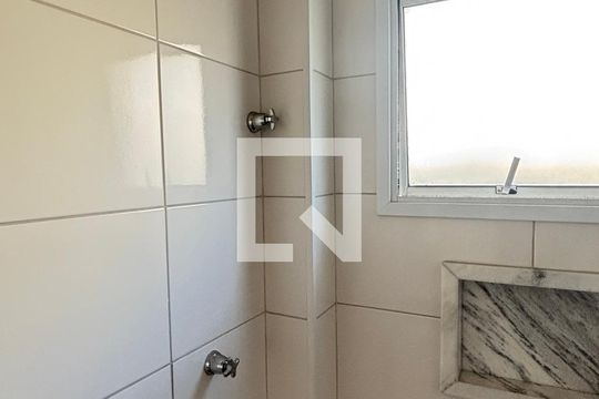 Banheiro de apartamento à venda com 2 quartos, 63m² em Jardim Santo Alberto, Santo André