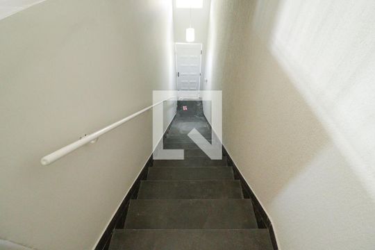 Escada de casa para alugar com 2 quartos, 120m² em Parque Sao Domingos, São Paulo