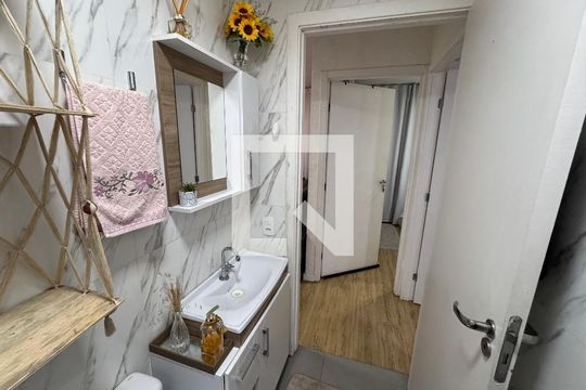 Banheiro de apartamento à venda com 2 quartos, 46m² em Santos Dumont, São Leopoldo