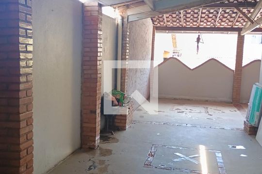 Varanda lateral de casa para alugar com 3 quartos, 180m² em Floramar, Belo Horizonte