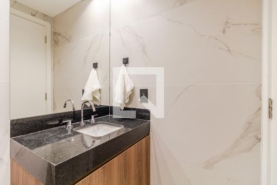 Banheiro de kitnet/studio para alugar com 1 quarto, 24m² em Pinheiros, São Paulo