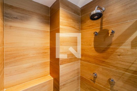 Banheiro de kitnet/studio para alugar com 1 quarto, 24m² em Pinheiros, São Paulo