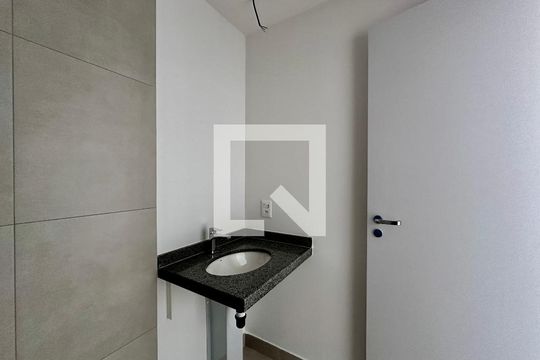 Banheiro de kitnet/studio à venda com 0 quarto, 23m² em Vila Cordeiro, São Paulo